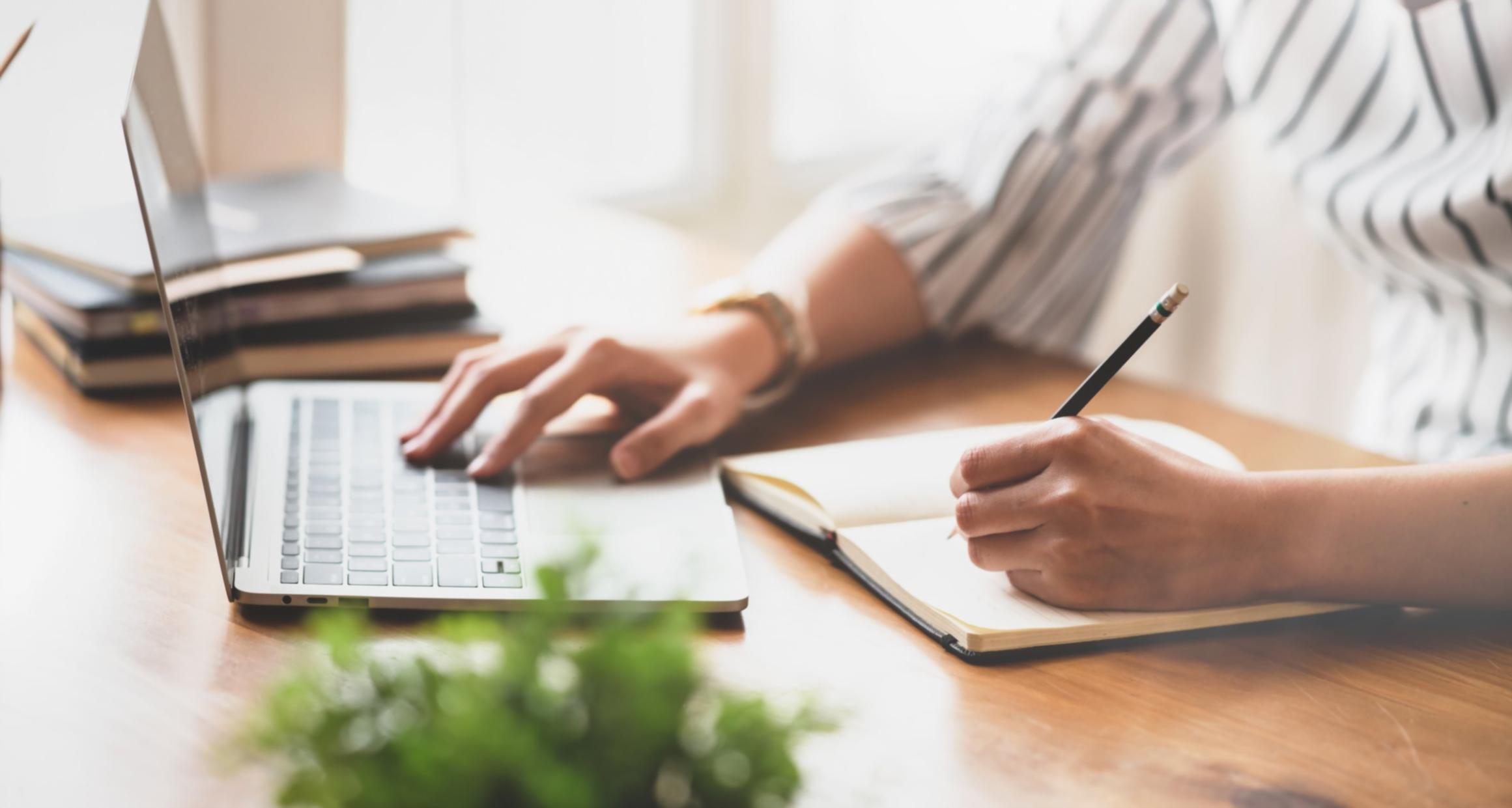 Étudiant analysant des données et développant des compétences analytiques